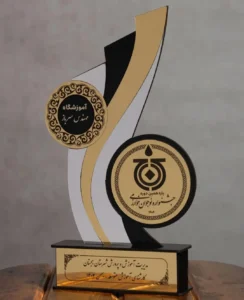 ساخت تندیس فوری پلکسی موجی طلایی و مشکی ویژه آموزشگاه با پلاک مولتی استایل