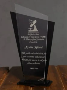 ساخت تندیس فوری فارغ التحصیلی علوم آزمایشگاهی پلکسی مشکی با حکاکی میکروسکوپ