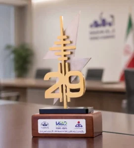 ساخت تندیس فوری جشنواره نفت و پتروشیمی با المان دکل مخابراتی طلایی و پایه چوبی
